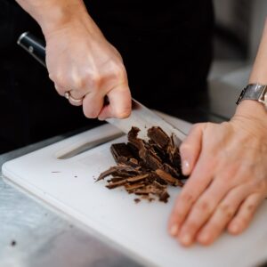 Eva Tomečková Instagram - Máte rádi čokoládu? 🍫 Ano? ❤️ Tak to vám dnes udělám radost.. dnes vám totiž nasdílím recept, který je nabitý čokoládou a miluju ho nejen já, ale zbožňují ho i moje děti a to je to nej doporučení! ✨
Mluvím tady o ČOKOLÁDOVÉM BROWNIES🍪 
Tohle brownie je vláčné, jednoduché, nebesky čokoládové a jemně křupavé 🤎
Jednoduché a rychlé recepty jsou nejlepší a tohle je jeden z nich. Vyzkoušíte ho? 👩🏻‍🍳
Pokud ano, tak dejte vědět, jak se vám povedlo a nezapomeňte si recept uložit 🤩🤎📌

#ChocolateBrownie #ČokoládovéBrownie #BakingJoy #RadostZPečení #SweetMoments #SladkéChvíle #HomemadeHappiness #DomácíŠtěstí #DessertLove #LáskaKDezertům #BakeFromHeart #PečeníZeSrdce #CulinaryAdventure #KulinářskéDobrodružství #FoodieLife #ŽivotFoodie #ComfortFood #JídloProDuši #ShareTheLove #SdílejteLásku #TreatYourself #doprejtesi #evicenstvo #trinec #ostrava #praha