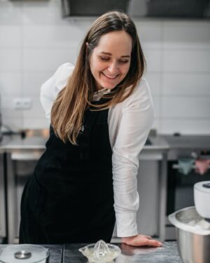 Eva Tomečková Instagram - 🍰✨ Dnes s vámi sdílím nedělní recept na jeden z mých oblíbených dezertů - Pavlovu! 🧁 Taková nedělní receptová tradice by byla hezká, líbilo by se vám to? 😊
Tento lehký a vzdušný zázrak je dokonalou kombinací křupavého bezé, šlehačky a čerstvého ovoce. 😍
Ať už plánujete slavnostní večer nebo jen hledáte něco speciálního na oslazení dne, Pavlova je vždy skvělou volbou 🤍
Sledujte můj návod a připravte si tento nebeský dezert i vy! 

#NebeskýDezert #CukrářskéUmění #PavlovaRecept #CukrářskýKoutek #DezertSnů #chutovka #KřupaváDokonalost #ŠlehačkaAOvoce #DomácíDezerty #SladkáPohoda #OsvěžujícíChuť #CukrářskéTipy #PekáčPlnýLásky #ChutnáInspirace #OvocnáNádhera #VzdušnýDezert #KulinářskéVýtvory #SladkýŽivot #ReceptNaDnes #PavlovaMagie #DezertníMistrovství #evicenstvo #trinec #ostrava #praha