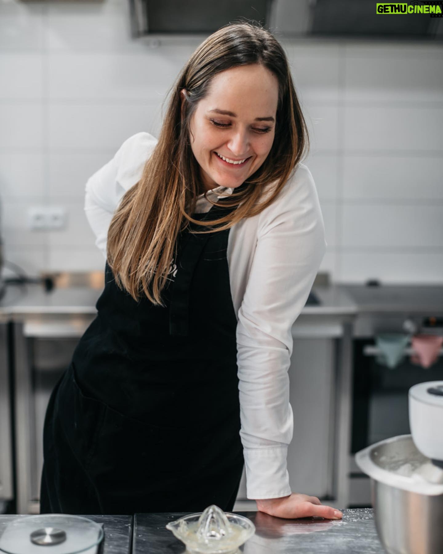 Eva Tomečková - 113 Likes - 🍰✨ Dnes s vámi sdílím nedělní recept na jeden z mých oblíbených dezertů - Pavlovu! 🧁 Taková nedělní receptová tradice by byla hezká, líbilo by se vám to? 😊
Tento lehký a vzdušný zázrak je dokonalou kombinací křupavého bezé, šlehačky a čerstvého ovoce. 😍
Ať už plánujete slavnostní večer nebo jen hledáte něco speciálního na oslazení dne, Pavlova je vždy skvělou volbou 🤍
Sledujte můj návod a připravte si tento nebeský dezert i vy!
#NebeskýDezert #CukrářskéUmění #PavlovaRecept #CukrářskýKoutek #DezertSnů #chutovka #KřupaváDokonalost #ŠlehačkaAOvoce #DomácíDezerty #SladkáPohoda #OsvěžujícíChuť #CukrářskéTipy #PekáčPlnýLásky #ChutnáInspirace #OvocnáNádhera #VzdušnýDezert #KulinářskéVýtvory #SladkýŽivot #ReceptNaDnes #PavlovaMagie #DezertníMistrovství #evicenstvo #trinec #ostrava #praha