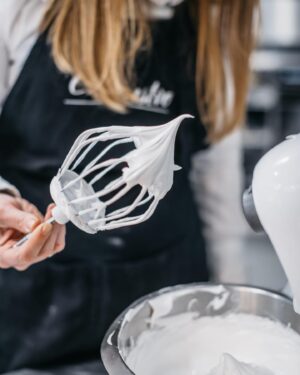Eva Tomečková Instagram - 🍰✨ Dnes s vámi sdílím nedělní recept na jeden z mých oblíbených dezertů - Pavlovu! 🧁 Taková nedělní receptová tradice by byla hezká, líbilo by se vám to? 😊
Tento lehký a vzdušný zázrak je dokonalou kombinací křupavého bezé, šlehačky a čerstvého ovoce. 😍
Ať už plánujete slavnostní večer nebo jen hledáte něco speciálního na oslazení dne, Pavlova je vždy skvělou volbou 🤍
Sledujte můj návod a připravte si tento nebeský dezert i vy! 

#NebeskýDezert #CukrářskéUmění #PavlovaRecept #CukrářskýKoutek #DezertSnů #chutovka #KřupaváDokonalost #ŠlehačkaAOvoce #DomácíDezerty #SladkáPohoda #OsvěžujícíChuť #CukrářskéTipy #PekáčPlnýLásky #ChutnáInspirace #OvocnáNádhera #VzdušnýDezert #KulinářskéVýtvory #SladkýŽivot #ReceptNaDnes #PavlovaMagie #DezertníMistrovství #evicenstvo #trinec #ostrava #praha