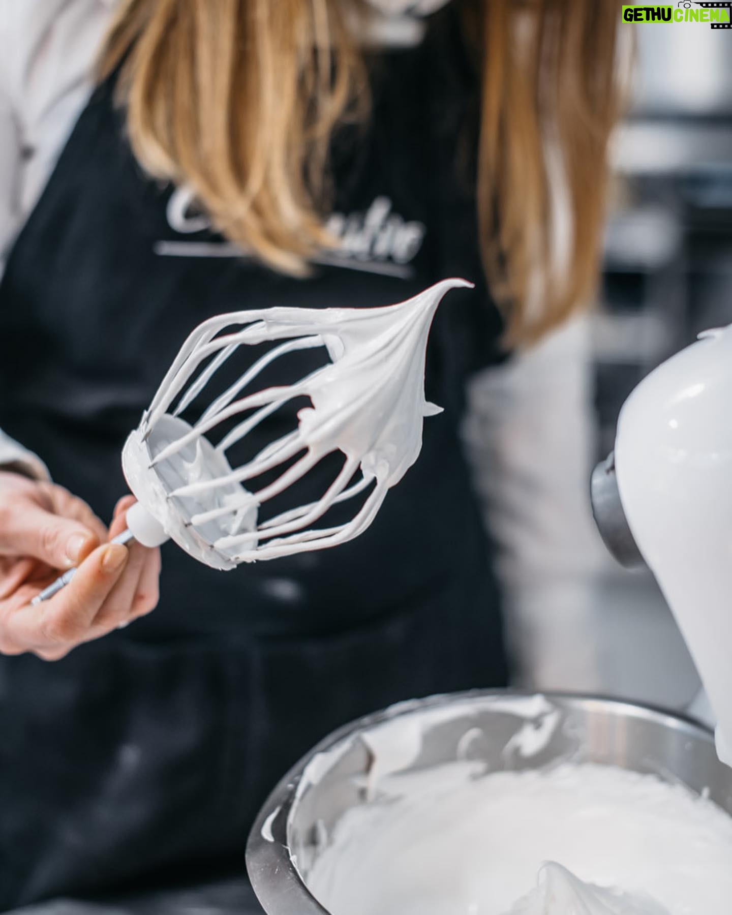 Eva Tomečková - 113 Likes - 🍰✨ Dnes s vámi sdílím nedělní recept na jeden z mých oblíbených dezertů - Pavlovu! 🧁 Taková nedělní receptová tradice by byla hezká, líbilo by se vám to? 😊
Tento lehký a vzdušný zázrak je dokonalou kombinací křupavého bezé, šlehačky a čerstvého ovoce. 😍
Ať už plánujete slavnostní večer nebo jen hledáte něco speciálního na oslazení dne, Pavlova je vždy skvělou volbou 🤍
Sledujte můj návod a připravte si tento nebeský dezert i vy!
#NebeskýDezert #CukrářskéUmění #PavlovaRecept #CukrářskýKoutek #DezertSnů #chutovka #KřupaváDokonalost #ŠlehačkaAOvoce #DomácíDezerty #SladkáPohoda #OsvěžujícíChuť #CukrářskéTipy #PekáčPlnýLásky #ChutnáInspirace #OvocnáNádhera #VzdušnýDezert #KulinářskéVýtvory #SladkýŽivot #ReceptNaDnes #PavlovaMagie #DezertníMistrovství #evicenstvo #trinec #ostrava #praha