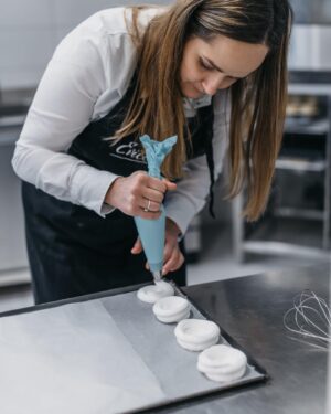 Eva Tomečková Instagram - 🍰✨ Dnes s vámi sdílím nedělní recept na jeden z mých oblíbených dezertů - Pavlovu! 🧁 Taková nedělní receptová tradice by byla hezká, líbilo by se vám to? 😊
Tento lehký a vzdušný zázrak je dokonalou kombinací křupavého bezé, šlehačky a čerstvého ovoce. 😍
Ať už plánujete slavnostní večer nebo jen hledáte něco speciálního na oslazení dne, Pavlova je vždy skvělou volbou 🤍
Sledujte můj návod a připravte si tento nebeský dezert i vy! 

#NebeskýDezert #CukrářskéUmění #PavlovaRecept #CukrářskýKoutek #DezertSnů #chutovka #KřupaváDokonalost #ŠlehačkaAOvoce #DomácíDezerty #SladkáPohoda #OsvěžujícíChuť #CukrářskéTipy #PekáčPlnýLásky #ChutnáInspirace #OvocnáNádhera #VzdušnýDezert #KulinářskéVýtvory #SladkýŽivot #ReceptNaDnes #PavlovaMagie #DezertníMistrovství #evicenstvo #trinec #ostrava #praha