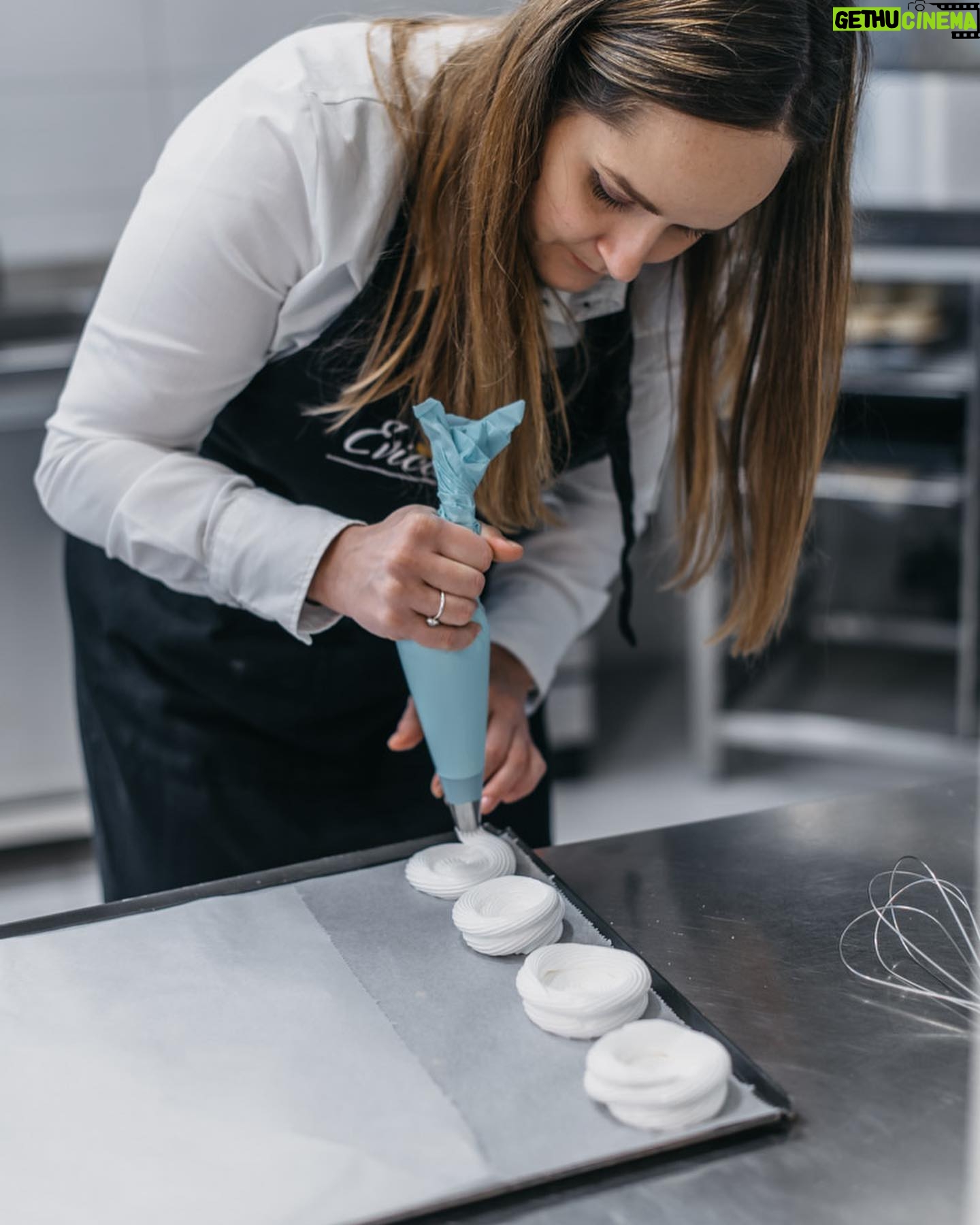 Eva Tomečková - 113 Likes - 🍰✨ Dnes s vámi sdílím nedělní recept na jeden z mých oblíbených dezertů - Pavlovu! 🧁 Taková nedělní receptová tradice by byla hezká, líbilo by se vám to? 😊
Tento lehký a vzdušný zázrak je dokonalou kombinací křupavého bezé, šlehačky a čerstvého ovoce. 😍
Ať už plánujete slavnostní večer nebo jen hledáte něco speciálního na oslazení dne, Pavlova je vždy skvělou volbou 🤍
Sledujte můj návod a připravte si tento nebeský dezert i vy!
#NebeskýDezert #CukrářskéUmění #PavlovaRecept #CukrářskýKoutek #DezertSnů #chutovka #KřupaváDokonalost #ŠlehačkaAOvoce #DomácíDezerty #SladkáPohoda #OsvěžujícíChuť #CukrářskéTipy #PekáčPlnýLásky #ChutnáInspirace #OvocnáNádhera #VzdušnýDezert #KulinářskéVýtvory #SladkýŽivot #ReceptNaDnes #PavlovaMagie #DezertníMistrovství #evicenstvo #trinec #ostrava #praha