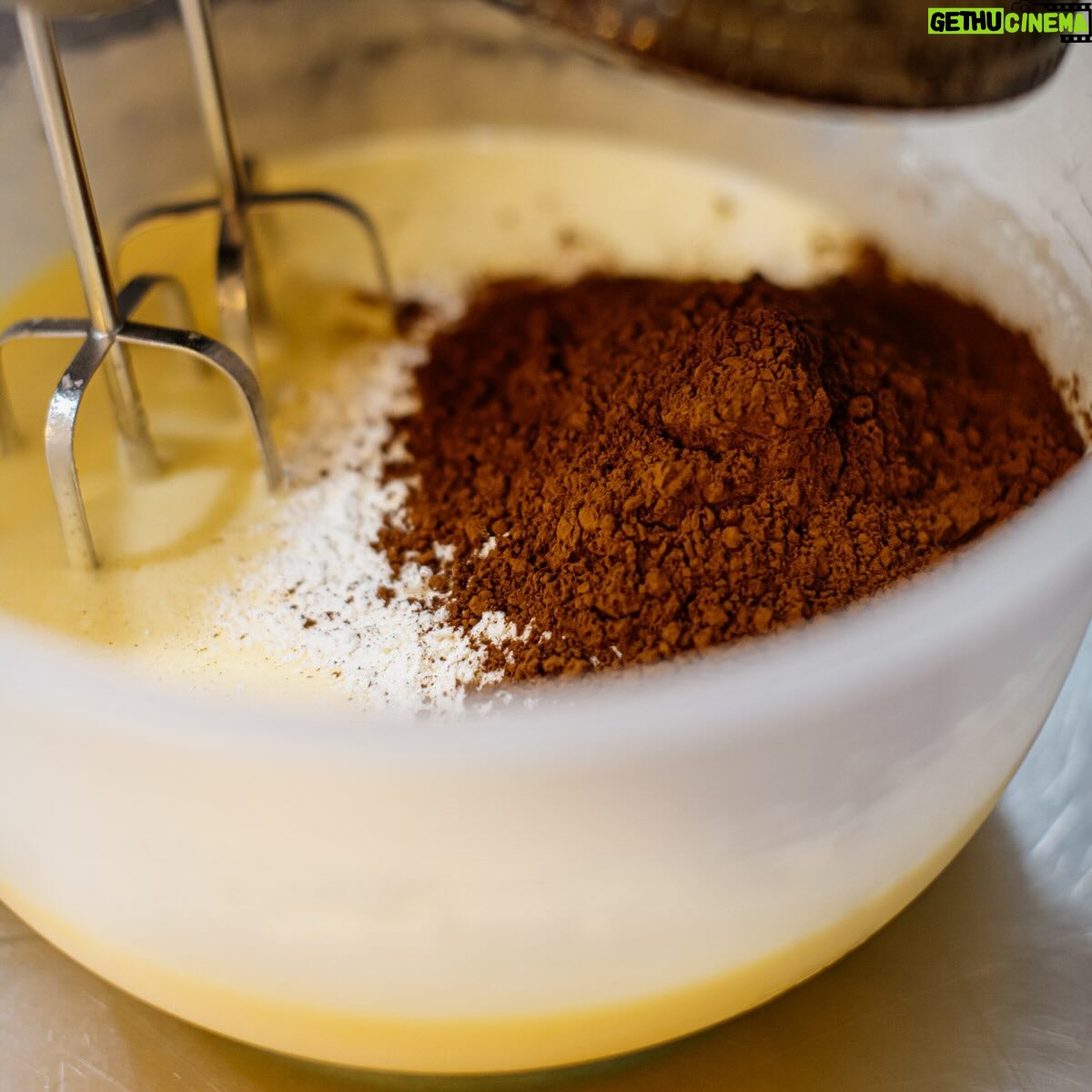 Eva Tomečková - 55 Likes - Máte rádi čokoládu? 🍫 Ano? ❤️ Tak to vám dnes udělám radost.. dnes vám totiž nasdílím recept, který je nabitý čokoládou a miluju ho nejen já, ale zbožňují ho i moje děti a to je to nej doporučení! ✨
Mluvím tady o ČOKOLÁDOVÉM BROWNIES🍪
Tohle brownie je vláčné, jednoduché, nebesky čokoládové a jemně křupavé 🤎
Jednoduché a rychlé recepty jsou nejlepší a tohle je jeden z nich. Vyzkoušíte ho? 👩🏻🍳
Pokud ano, tak dejte vědět, jak se vám povedlo a nezapomeňte si recept uložit 🤩🤎📌
#ChocolateBrownie #ČokoládovéBrownie #BakingJoy #RadostZPečení #SweetMoments #SladkéChvíle #HomemadeHappiness #DomácíŠtěstí #DessertLove #LáskaKDezertům #BakeFromHeart #PečeníZeSrdce #CulinaryAdventure #KulinářskéDobrodružství #FoodieLife #ŽivotFoodie #ComfortFood #JídloProDuši #ShareTheLove #SdílejteLásku #TreatYourself #doprejtesi #evicenstvo #trinec #ostrava #praha