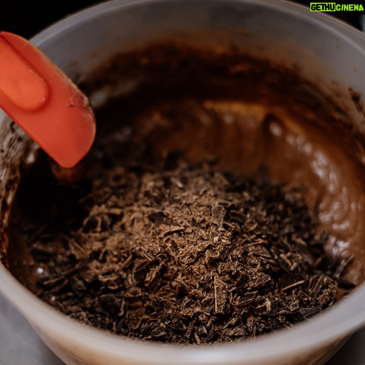 Eva Tomečková - 55 Likes - Máte rádi čokoládu? 🍫 Ano? ❤️ Tak to vám dnes udělám radost.. dnes vám totiž nasdílím recept, který je nabitý čokoládou a miluju ho nejen já, ale zbožňují ho i moje děti a to je to nej doporučení! ✨
Mluvím tady o ČOKOLÁDOVÉM BROWNIES🍪
Tohle brownie je vláčné, jednoduché, nebesky čokoládové a jemně křupavé 🤎
Jednoduché a rychlé recepty jsou nejlepší a tohle je jeden z nich. Vyzkoušíte ho? 👩🏻🍳
Pokud ano, tak dejte vědět, jak se vám povedlo a nezapomeňte si recept uložit 🤩🤎📌
#ChocolateBrownie #ČokoládovéBrownie #BakingJoy #RadostZPečení #SweetMoments #SladkéChvíle #HomemadeHappiness #DomácíŠtěstí #DessertLove #LáskaKDezertům #BakeFromHeart #PečeníZeSrdce #CulinaryAdventure #KulinářskéDobrodružství #FoodieLife #ŽivotFoodie #ComfortFood #JídloProDuši #ShareTheLove #SdílejteLásku #TreatYourself #doprejtesi #evicenstvo #trinec #ostrava #praha