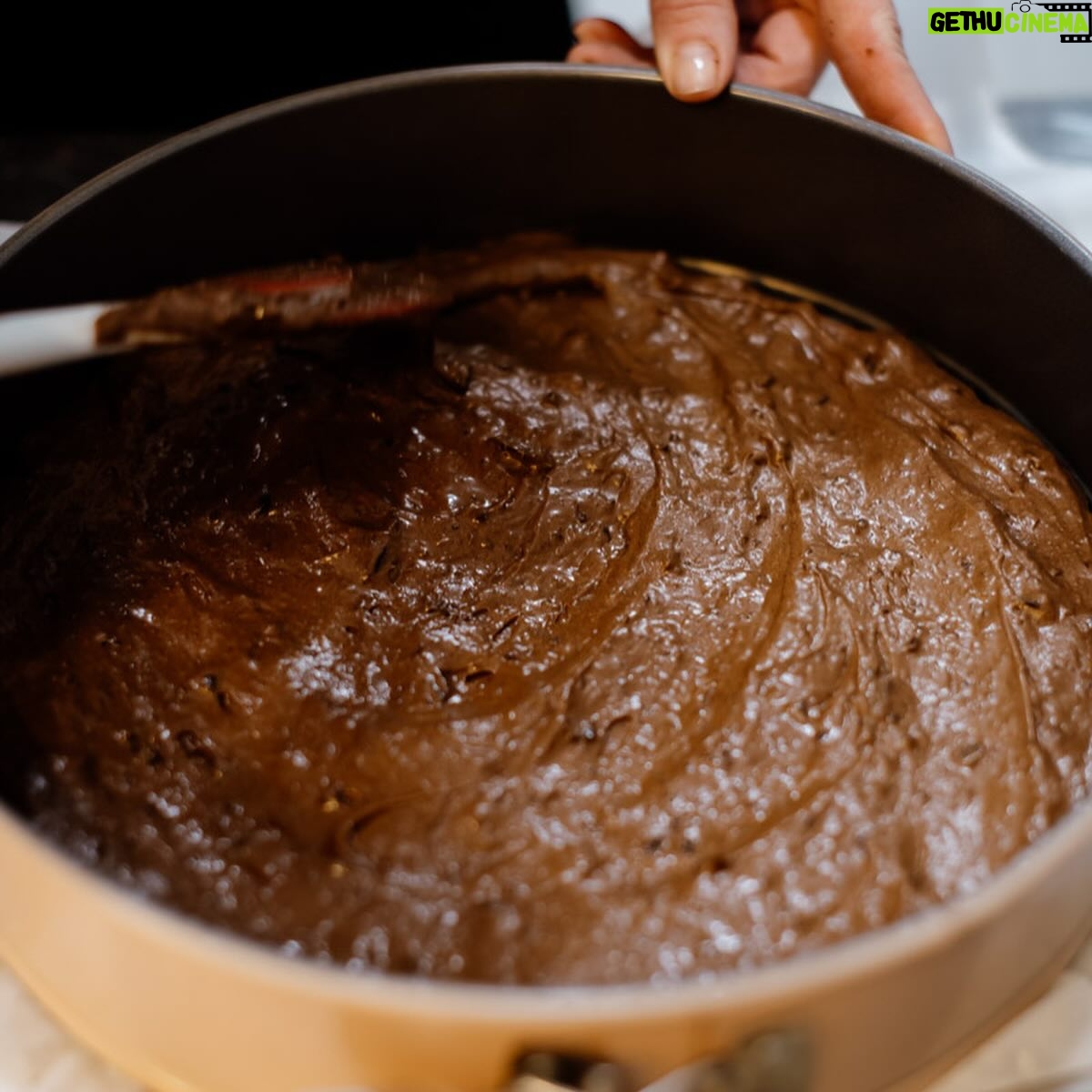 Eva Tomečková - 55 Likes - Máte rádi čokoládu? 🍫 Ano? ❤️ Tak to vám dnes udělám radost.. dnes vám totiž nasdílím recept, který je nabitý čokoládou a miluju ho nejen já, ale zbožňují ho i moje děti a to je to nej doporučení! ✨
Mluvím tady o ČOKOLÁDOVÉM BROWNIES🍪
Tohle brownie je vláčné, jednoduché, nebesky čokoládové a jemně křupavé 🤎
Jednoduché a rychlé recepty jsou nejlepší a tohle je jeden z nich. Vyzkoušíte ho? 👩🏻🍳
Pokud ano, tak dejte vědět, jak se vám povedlo a nezapomeňte si recept uložit 🤩🤎📌
#ChocolateBrownie #ČokoládovéBrownie #BakingJoy #RadostZPečení #SweetMoments #SladkéChvíle #HomemadeHappiness #DomácíŠtěstí #DessertLove #LáskaKDezertům #BakeFromHeart #PečeníZeSrdce #CulinaryAdventure #KulinářskéDobrodružství #FoodieLife #ŽivotFoodie #ComfortFood #JídloProDuši #ShareTheLove #SdílejteLásku #TreatYourself #doprejtesi #evicenstvo #trinec #ostrava #praha