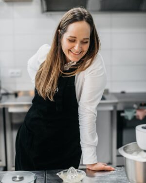 Eva Tomečková Instagram - Velké díky všem, kteří si objednali mé svatební degustační boxíky🧁 Váš zájem, nadšení a zpětná vazba mi udělaly ohromnou radost 😊 Těším se, až osladíme Váš svatební den 👰🏻‍♀️🤵🏻 A ti co nestihli, nezoufejte, kontaktujte mě a určitě Váš svatební den nezůstane bez sladké tečky 🍰🎂

#evicenstvo #trinec #ostrava #SvatebníDorty #SweetBar #Degustace #SvatebníInspirace #CukrářskéUmění #SvatebníPlánování #SvatebníChutě #Cukrářka #SvatebníSladkosti #UkázkovéKrabičky #WeddingCakes #SweetBarTasting #WeddingInspiration #PastryArt #WeddingPlanning #TasteOfWedding #BakerLife #WeddingSweets #SampleBoxes #BridalTreats #cukrar #cukrarka