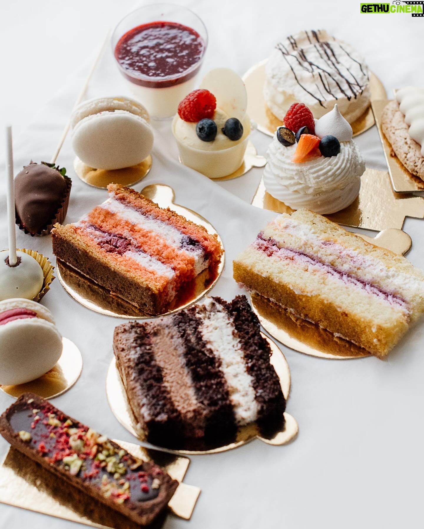 Eva Tomečková - 146 Likes - Velké díky všem, kteří si objednali mé svatební degustační boxíky🧁 Váš zájem, nadšení a zpětná vazba mi udělaly ohromnou radost 😊 Těším se, až osladíme Váš svatební den 👰🏻♀️🤵🏻 A ti co nestihli, nezoufejte, kontaktujte mě a určitě Váš svatební den nezůstane bez sladké tečky 🍰🎂
#evicenstvo #trinec #ostrava #SvatebníDorty #SweetBar #Degustace #SvatebníInspirace #CukrářskéUmění #SvatebníPlánování #SvatebníChutě #Cukrářka #SvatebníSladkosti #UkázkovéKrabičky #WeddingCakes #SweetBarTasting #WeddingInspiration #PastryArt #WeddingPlanning #TasteOfWedding #BakerLife #WeddingSweets #SampleBoxes #BridalTreats #cukrar #cukrarka