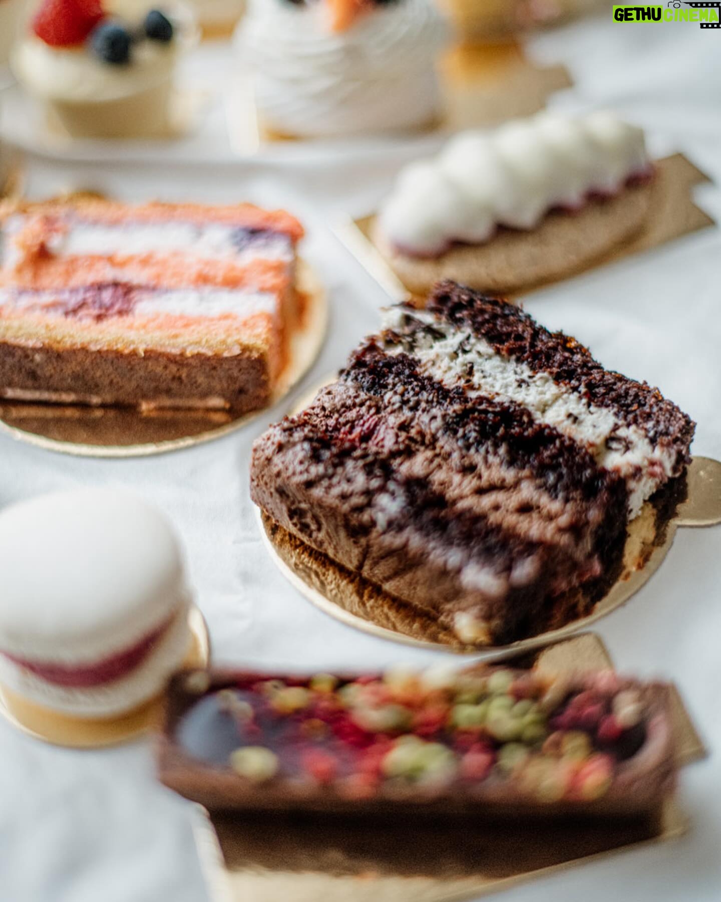 Eva Tomečková - 146 Likes - Velké díky všem, kteří si objednali mé svatební degustační boxíky🧁 Váš zájem, nadšení a zpětná vazba mi udělaly ohromnou radost 😊 Těším se, až osladíme Váš svatební den 👰🏻♀️🤵🏻 A ti co nestihli, nezoufejte, kontaktujte mě a určitě Váš svatební den nezůstane bez sladké tečky 🍰🎂
#evicenstvo #trinec #ostrava #SvatebníDorty #SweetBar #Degustace #SvatebníInspirace #CukrářskéUmění #SvatebníPlánování #SvatebníChutě #Cukrářka #SvatebníSladkosti #UkázkovéKrabičky #WeddingCakes #SweetBarTasting #WeddingInspiration #PastryArt #WeddingPlanning #TasteOfWedding #BakerLife #WeddingSweets #SampleBoxes #BridalTreats #cukrar #cukrarka