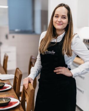Eva Tomečková Instagram - Naše stoly nejsou jen místa k sezení, jsou branou do světa exkluzivních chutí a nezapomenutelných okamžiků 🍽️ 
Povím vám tajemství - soukromé obědy plné lahodného jídla a kvalitních ingrediencí 🥘🥗 Každý pokrm je kompozicí, která vás zavede na chuťovou dovolenou. Připravte se na osobní hostinu, kde stůl není jen místo ke stolování, ale ideálním prostorem pro gastronomická dobrodružství. 🍽️✨
Tak tedy, pokud hledáte ideální místo, kde spojíte pracovní, rodinnou, osobní, či romantickou schůzku s obědem nebo večeří a navíc v klidu a soukromí - právě jste ho našli. 🤩
Evičenstvo nabízí soukromé obědy/večeře pro vaše schůzky. 
Stačí objednat termín a máte vystaráno 📲 
Těším se na Vás, Evi 🌸

 #SoukromýOběd #SoukromýKuchař #VečeřeNaMíru #GurmánskýZážitek#GastronomickýZážitek #LuxusníObědy #GastronomickýRaj #evicenstvo #obed #vecere #soukromi #trinec #ostrava #praha