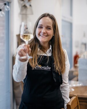 Eva Tomečková Instagram - Konec roku je jako dokonalý dezert – plný sladkých vzpomínek a dobrodružství! 🌟
Na konci tohoto roku bych chtěla poslat velké díky všem za vaši podporu, inspiraci a přízeň. 🙏🏻
Všechny vaše komentáře, sdílení, každá vaše objednávka a účast na kurzech mě naplňují radostí a vděčností 🤍
Přeji vám do nového roku sladké chvíle, kreativní pokrmy a mnoho kulinářských úspěchů! 🌟🍴 

#DíkyVám #NovýRokNovéChutě #KuchařskáRodina 
#evicenstvo #jidlo #radost #laska #trinec #ostrava #praha #cukrarka #kucharka #masterchef #food #tasty #thanks #thanksful