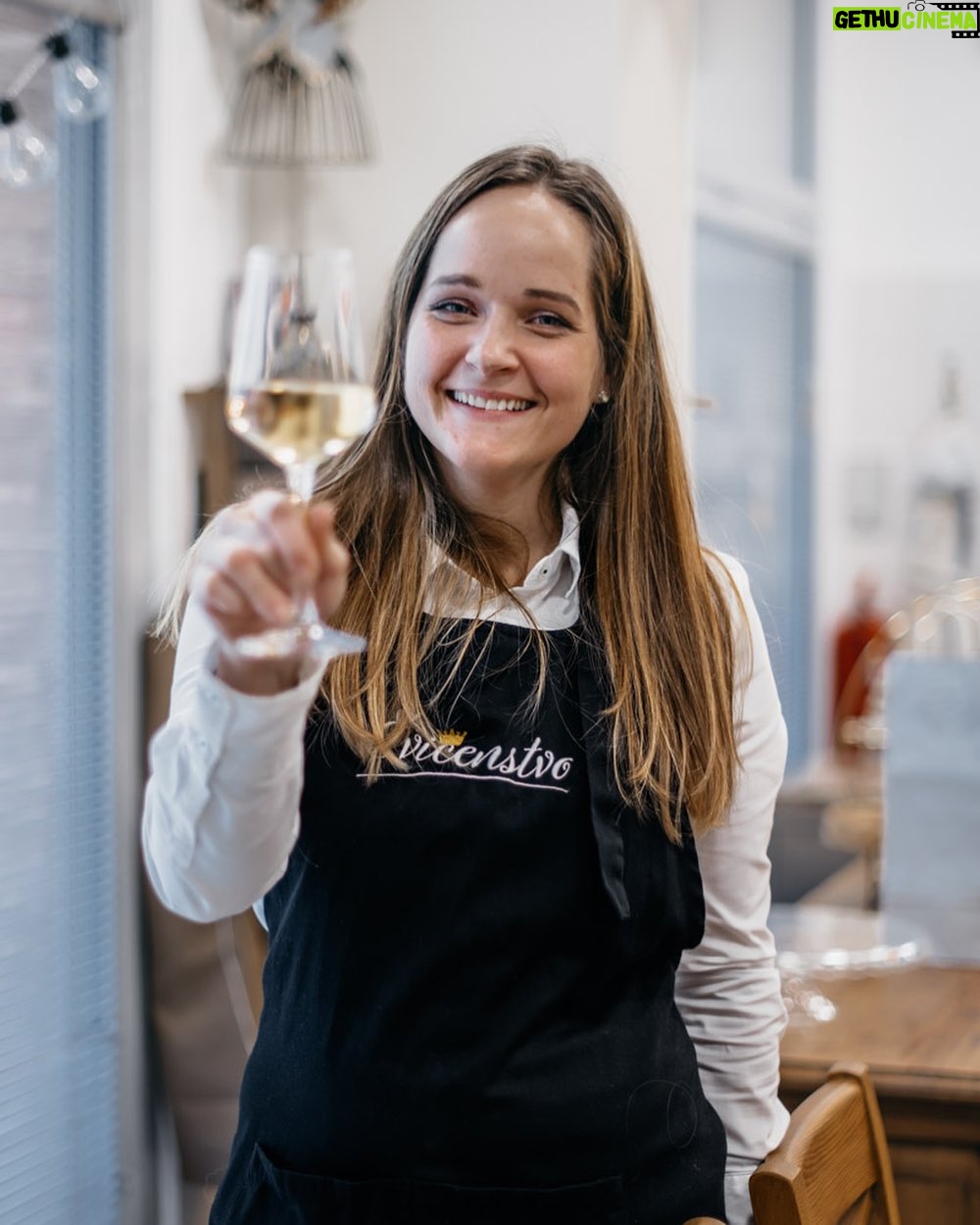 Eva Tomečková - 207 Likes - Konec roku je jako dokonalý dezert – plný sladkých vzpomínek a dobrodružství! 🌟
Na konci tohoto roku bych chtěla poslat velké díky všem za vaši podporu, inspiraci a přízeň. 🙏🏻
Všechny vaše komentáře, sdílení, každá vaše objednávka a účast na kurzech mě naplňují radostí a vděčností 🤍
Přeji vám do nového roku sladké chvíle, kreativní pokrmy a mnoho kulinářských úspěchů! 🌟🍴
#DíkyVám #NovýRokNovéChutě #KuchařskáRodina
#evicenstvo #jidlo #radost #laska #trinec #ostrava #praha #cukrarka #kucharka #masterchef #food #tasty #thanks #thanksful