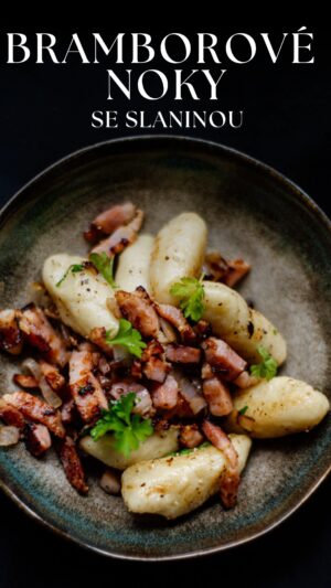 Eva Tomečková Instagram - Zbyly Vám brambory ze včerejšího oběda? 🥔🥗Mám pro Vás bezva recept, ve kterém s nimi vykouzlíte parádní nedělní oběd😋
Dnes vaříme BRAMBOROVÉ NOKY SE SLANINOU🥔🥓
__________________
👇🏻Na recept budeme potřebovat👇🏻
500g uvařených brambor
Vejce
Sůl
20g másla
150g hrubé mouky
20g krupice
_
Slaninu
Šalotku
Sůl, pepř
____________
Postup:
Brambory si uvaříme a necháme vychladnout, poté je nastrouháme, přidáme mouku, krupici, máslo, sůl, vejce a směs vyválíme v malý bochánek, který následně nakrájíme na menší kousky a z nich vytvoříme malé noky.
Ty pak přidáme do osolené vroucí vody - jakmile vyplavou, jsou hotové.
Slanina se vypeče, přidá se šalotka osolíme, opepříme. Nahoru přidáme zeleného, podle chuti, například petržel. Máme hotovo! 👌🥰
_________
Je to jednoduché viďte 😊 A tak je to nejlepší!
Nezapomeňte si recept uložit a dejte vědět, jak vám chutnalo🌸 Mějte se krásně, Evi🌸

PS: řekli mi, “Evi, nahraj nám audio k receptu” 😅 no příště se snad polepším. Berte to prosím s rezervou, sranda musí být 😅😂

#obed #recept #vikendovevareni #varime #food #bramborovenoky #dobrouchut #varimesevicenstvem #evicenstvo #jednoducherecepty