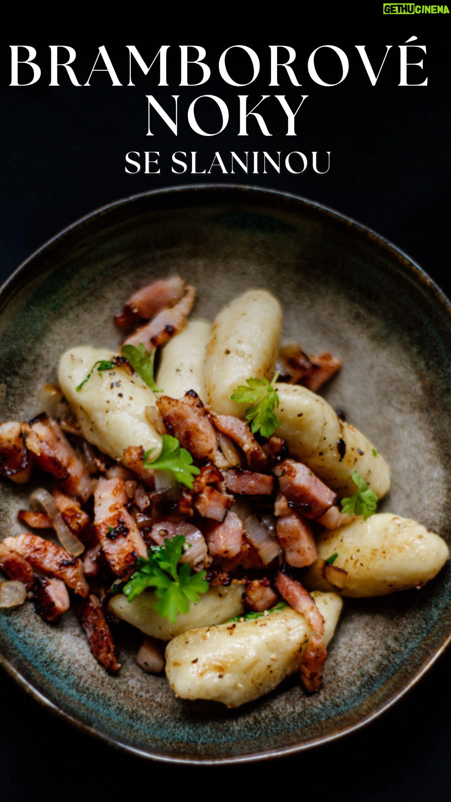 Eva Tomečková - 78 Likes - Zbyly Vám brambory ze včerejšího oběda? 🥔🥗Mám pro Vás bezva recept, ve kterém s nimi vykouzlíte parádní nedělní oběd😋
Dnes vaříme BRAMBOROVÉ NOKY SE SLANINOU🥔🥓
__________________
👇🏻Na recept budeme potřebovat👇🏻
500g uvařených brambor
Vejce
Sůl
20g másla
150g hrubé mouky
20g krupice
_
Slaninu
Šalotku
Sůl, pepř
____________
Postup:
Brambory si uvaříme a necháme vychladnout, poté je nastrouháme, přidáme mouku, krupici, máslo, sůl, vejce a směs vyválíme v malý bochánek, který následně nakrájíme na menší kousky a z nich vytvoříme malé noky.
Ty pak přidáme do osolené vroucí vody - jakmile vyplavou, jsou hotové.
Slanina se vypeče, přidá se šalotka osolíme, opepříme. Nahoru přidáme zeleného, podle chuti, například petržel. Máme hotovo! 👌🥰
_________
Je to jednoduché viďte 😊 A tak je to nejlepší!
Nezapomeňte si recept uložit a dejte vědět, jak vám chutnalo🌸 Mějte se krásně, Evi🌸
PS: řekli mi, “Evi, nahraj nám audio k receptu” 😅 no příště se snad polepším. Berte to prosím s rezervou, sranda musí být 😅😂
#obed #recept #vikendovevareni #varime #food #bramborovenoky #dobrouchut #varimesevicenstvem #evicenstvo #jednoducherecepty