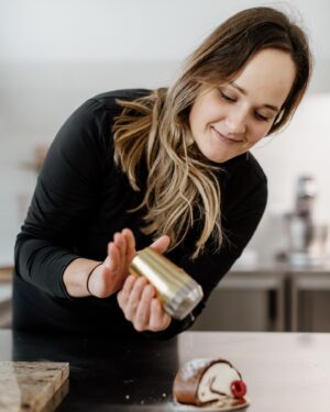 Eva Tomečková Instagram - Pocukruju a běžím domů! 🧁 Já nevím jak vy, ale já mám dnes celý den úsměv na tváři 🥰tohle počasí je proste dokonalé!💛 Slunce, teplo, pohoda, dva (skoro)puberťáci hrající fotball na zahradě a já jsem spokojená 😅

#family #cake #cakedecorating #sweet #food #sugar #sugarcookies #trinec #evicenstvo #chill #summervibes #chilling #work #love #lovemyjob #zakusky #zakusek #sladke #peceni #jidlo #milujujidlo #foodlover