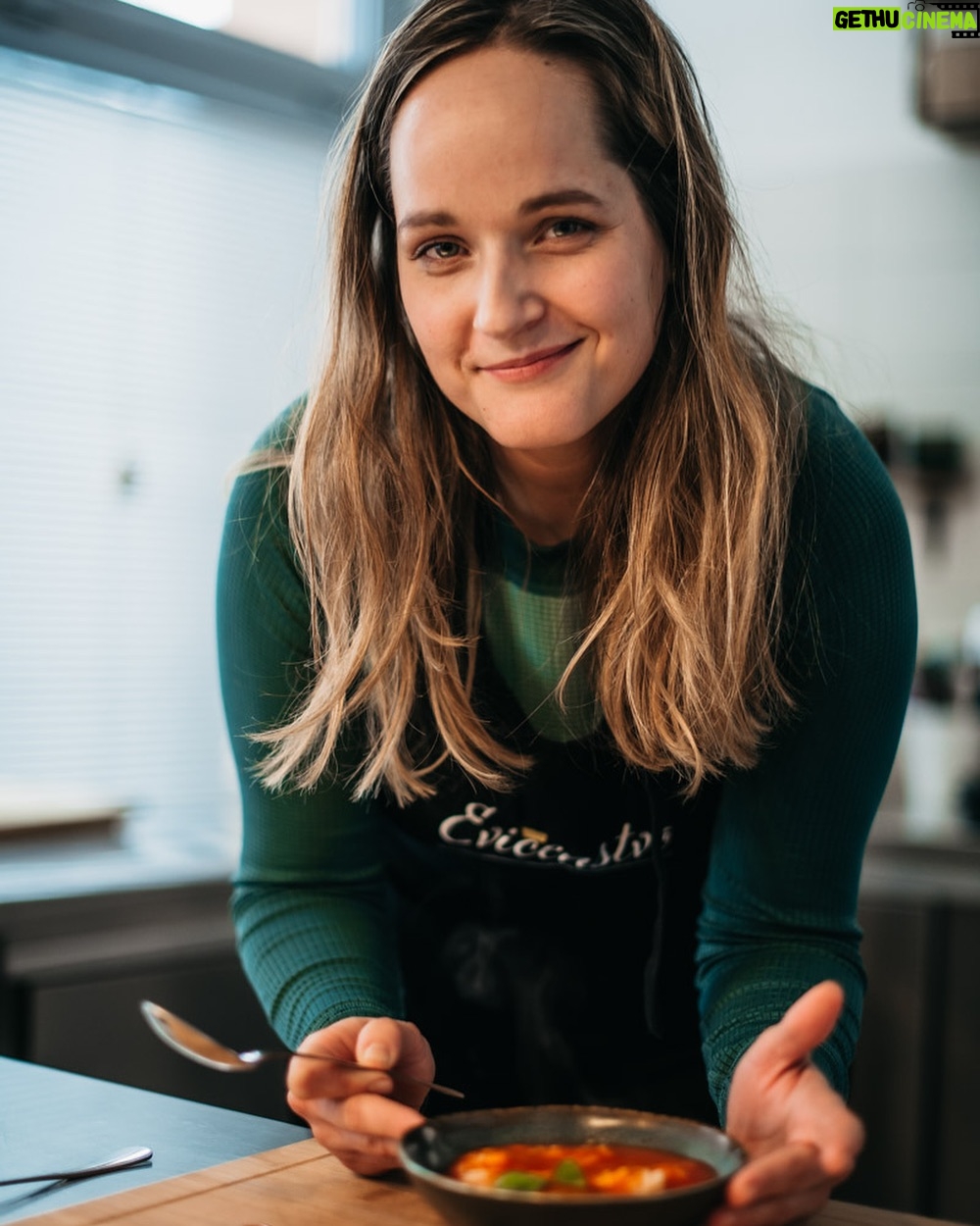 Eva Tomečková - 80 Likes - Krásný večer,🍴🌸
Dnes jsem měla zajímavou diskuzi o chutích a jejích preferencích. O tom, co člověka na talíři baví a co naopak ne. A tak mě napadlo, že bych tohle téma otevřela i tady. Jste tým sladký nebo slaný? 🍰🍕
Každý máme své preference, ať už jde o sladké pokušení nebo slanou pochoutku. Tak co zrovna vás baví víc?😋
Pojďte se společně podělit o vaše oblíbené chutě a ať už jste na jakékoli straně, můžeme se vzájemně inspirovat třeba i svými tipy na nejlepší sladké či slané pokrmy.
Můžete také hlasovat v našich stories nebo zde v komentářích.
Těším se, že se dozvím více o vašich oblíbených chutích a jídlech 🥰
#TeamSladký nebo #TeamSlaný #evicenstvo #anketa #sladkosti #slanéjidlo #rauty #sweetbar #trinec #ostrava #praha #kucharka #pekarka #cukrarka #cukrarina #kulinářskávýzva #sladkévssláné #food #eat #sweet #cake