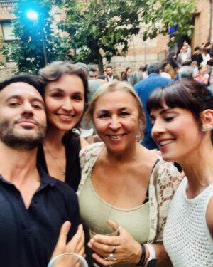Eva Ugarte Instagram - Hace una semana celebramos el 5 cumpleaños de @atresplayer y a la par terminando el rodaje de la serie #AQuéEstásEsperando 

Gracias por soñarlo @megan__maxwell y por hacerlo posible @davidmporras y #SalvadorGarcía y gracias inmensas a todos los equipos de guerrer@s que la han cuidado tanto. 
Felicidades a tod@s!! 👏🏻 🥂🎆

Ahora a esperar a verla…! Muchas ganas de que conozcáis a Carol, qué gran viaje me ha dado 💞

Gracias @soysandramr 🫶🏻👾📸!!