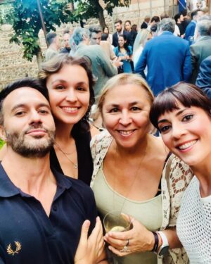 Eva Ugarte Instagram - Hace una semana celebramos el 5 cumpleaños de @atresplayer y a la par terminando el rodaje de la serie #AQuéEstásEsperando 

Gracias por soñarlo @megan__maxwell y por hacerlo posible @davidmporras y #SalvadorGarcía y gracias inmensas a todos los equipos de guerrer@s que la han cuidado tanto. 
Felicidades a tod@s!! 👏🏻 🥂🎆

Ahora a esperar a verla…! Muchas ganas de que conozcáis a Carol, qué gran viaje me ha dado 💞

Gracias @soysandramr 🫶🏻👾📸!!
