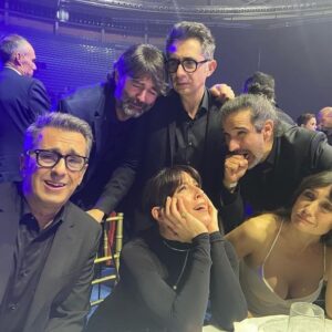 Eva Ugarte Instagram - De verdad que estamos bien. La unión hace la fuerza, y el amor claro…seguiremos luchando #ElOtroLado @premiosferoz @movistarplus 
Os quiero @bertoromero @andreubuenafuente @maria_botto #JavierRuizCaldera #AlbertoDeToro 🤍🖤