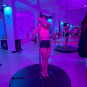 Eva Ugarte Instagram - La punta del iceberg 💞 pole-dance 

Todas las ganas, fuertes ganas y con todo, ganas.