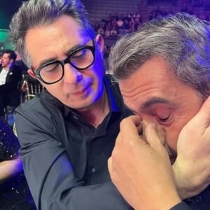 Eva Ugarte Instagram - De verdad que estamos bien. La unión hace la fuerza, y el amor claro…seguiremos luchando #ElOtroLado @premiosferoz @movistarplus 
Os quiero @bertoromero @andreubuenafuente @maria_botto #JavierRuizCaldera #AlbertoDeToro 🤍🖤