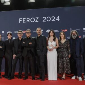 Eva Ugarte Instagram - De verdad que estamos bien. La unión hace la fuerza, y el amor claro…seguiremos luchando #ElOtroLado @premiosferoz @movistarplus 
Os quiero @bertoromero @andreubuenafuente @maria_botto #JavierRuizCaldera #AlbertoDeToro 🤍🖤