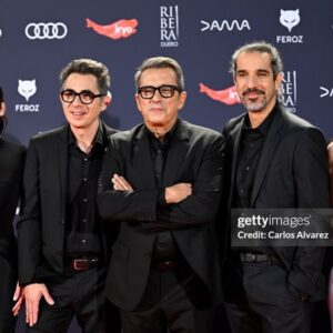 Eva Ugarte Instagram - De verdad que estamos bien. La unión hace la fuerza, y el amor claro…seguiremos luchando #ElOtroLado @premiosferoz @movistarplus 
Os quiero @bertoromero @andreubuenafuente @maria_botto #JavierRuizCaldera #AlbertoDeToro 🤍🖤