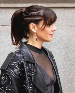 Eva Ugarte Instagram - Desde que tenía unos 10 años mi madre ya me llevaba a Cheska para cuidar mi pelo, me han visto crecer, cortar, crecer etc en muchas fases de mi vida. Especialmente con María acompañándome en mi cambios de look y preparación de personajes.

Fue precioso compartir con vosotras un día tan especial y brindar por la nueva reforma, qué bonito es verse cambiar y evolucionar sin perder la esencia @saloncheska 🖤

Enamorada de coleta-trenzas que me hizo Almudena 🖤

Y del look Rock Panther de @sandroparis @ehmoda 🖤