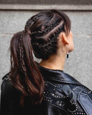 Eva Ugarte Instagram - Desde que tenía unos 10 años mi madre ya me llevaba a Cheska para cuidar mi pelo, me han visto crecer, cortar, crecer etc en muchas fases de mi vida. Especialmente con María acompañándome en mi cambios de look y preparación de personajes.

Fue precioso compartir con vosotras un día tan especial y brindar por la nueva reforma, qué bonito es verse cambiar y evolucionar sin perder la esencia @saloncheska 🖤

Enamorada de coleta-trenzas que me hizo Almudena 🖤

Y del look Rock Panther de @sandroparis @ehmoda 🖤