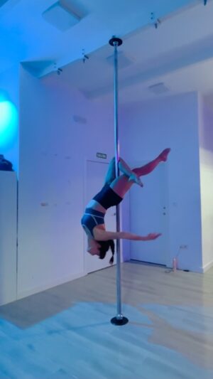 Eva Ugarte Instagram - Voilá 💕🎠 🫧🎠🫧🎠 🫧💞

Pole dance entró en mi vida hace 7 meses recordándome que aunque la vida (la barra) sea dura a veces como el acero, con humildad e insistencia todo se puede llegar a bailar, que las heridas y los pellizcos dejan de doler si sigues una y otra vez agarrándote fuerte y cogiendo impulso. 

Me apasiona esta disciplina que genera tantos beneficios y tan buenos momentos con las compañeras vikingas con las que comparto clases en @duplasfit