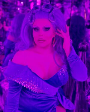 Eve 6000 Instagram - Happy birthday to me 🎂 

Thank you all for the wonderful messages and birthday wishes 💖 

Special thanks to @madbear67 for taking these photos!!! I had such a great time in Thunder Bay 💖

💇🏼‍♀️ @dragdaddywigs 
👗 @starkerscorsetry