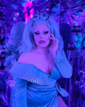 Eve 6000 Instagram - Happy birthday to me 🎂 

Thank you all for the wonderful messages and birthday wishes 💖 

Special thanks to @madbear67 for taking these photos!!! I had such a great time in Thunder Bay 💖

💇🏼‍♀️ @dragdaddywigs 
👗 @starkerscorsetry
