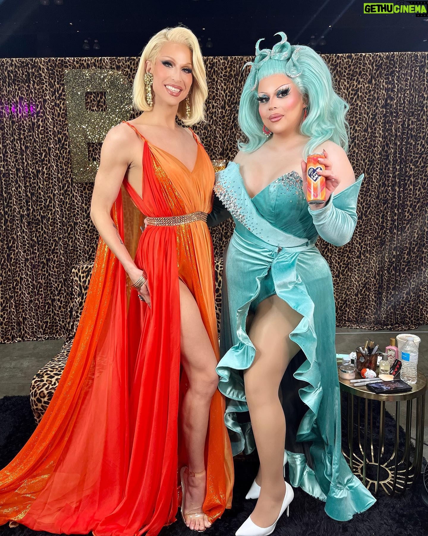 Eve 6000 - 3 Likes - Drag Con Day 2!
Special thanks to my amazing booth coordinators Joel & Cristian. Love you both!
Love you @houseoflovecocktails 💖💕
@worldofwonder @rupaulsdragcon
💇🏼♀️ @dragdaddywigs
👗 @starkerscorsetry