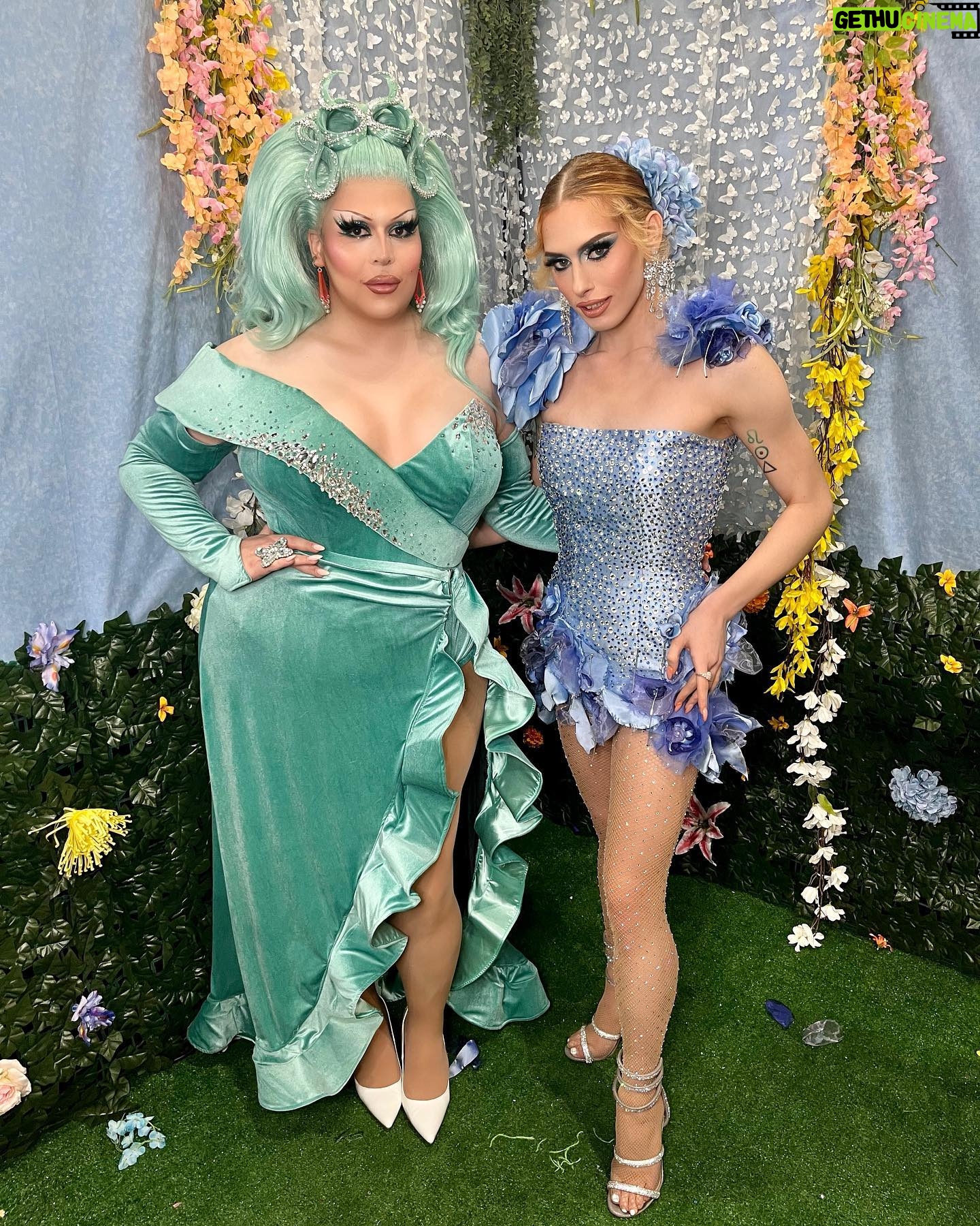 Eve 6000 - 3 Likes - Drag Con Day 2!
Special thanks to my amazing booth coordinators Joel & Cristian. Love you both!
Love you @houseoflovecocktails 💖💕
@worldofwonder @rupaulsdragcon
💇🏼♀️ @dragdaddywigs
👗 @starkerscorsetry