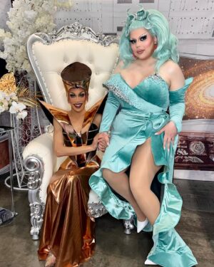 Eve 6000 Instagram - Drag Con Day 2! 
 
Special thanks to my amazing booth coordinators Joel & Cristian. Love you both! 

Love you @houseoflovecocktails 💖💕 
@worldofwonder @rupaulsdragcon 

💇🏼‍♀️ @dragdaddywigs 
👗 @starkerscorsetry