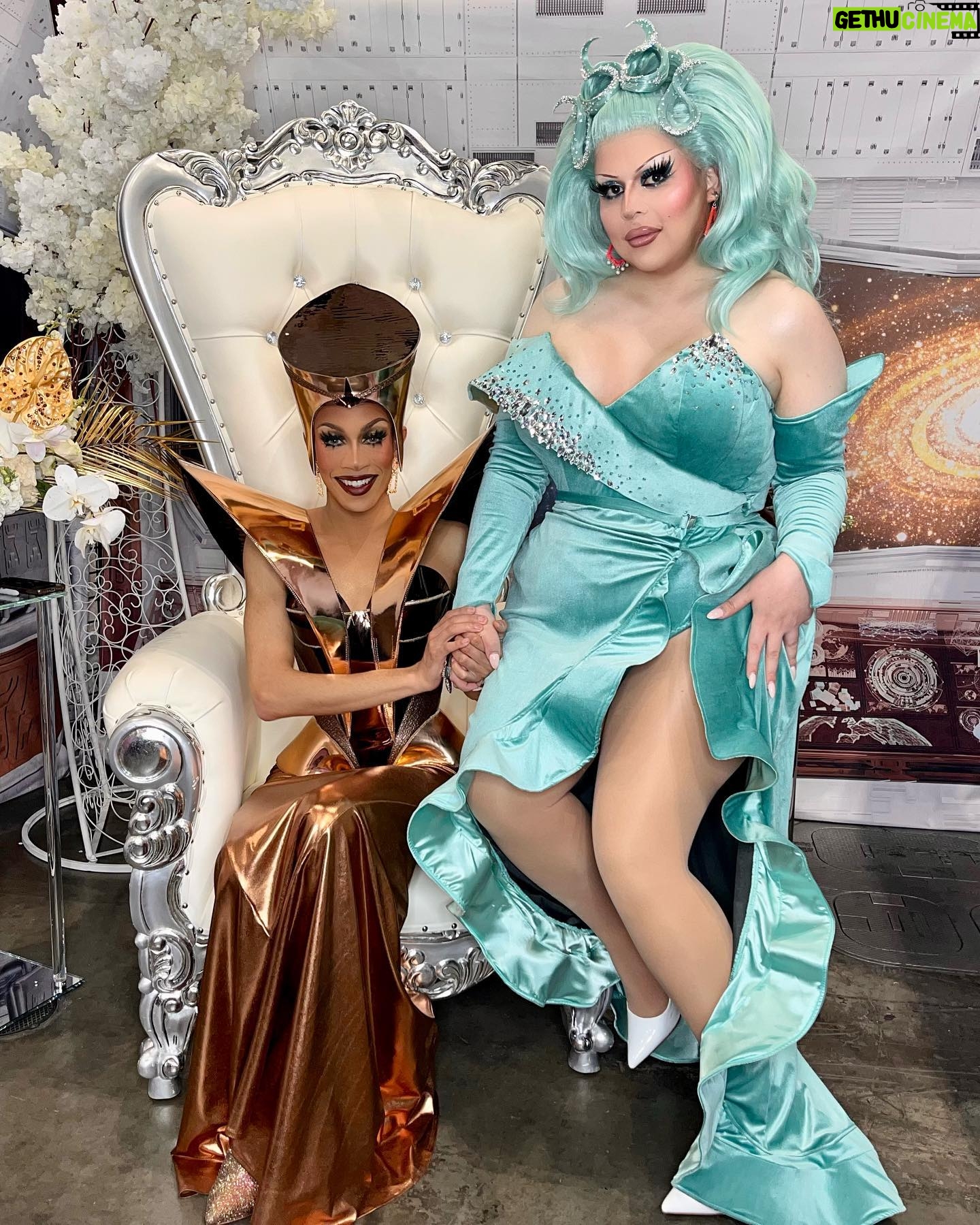 Eve 6000 - 3 Likes - Drag Con Day 2!
Special thanks to my amazing booth coordinators Joel & Cristian. Love you both!
Love you @houseoflovecocktails 💖💕
@worldofwonder @rupaulsdragcon
💇🏼♀️ @dragdaddywigs
👗 @starkerscorsetry