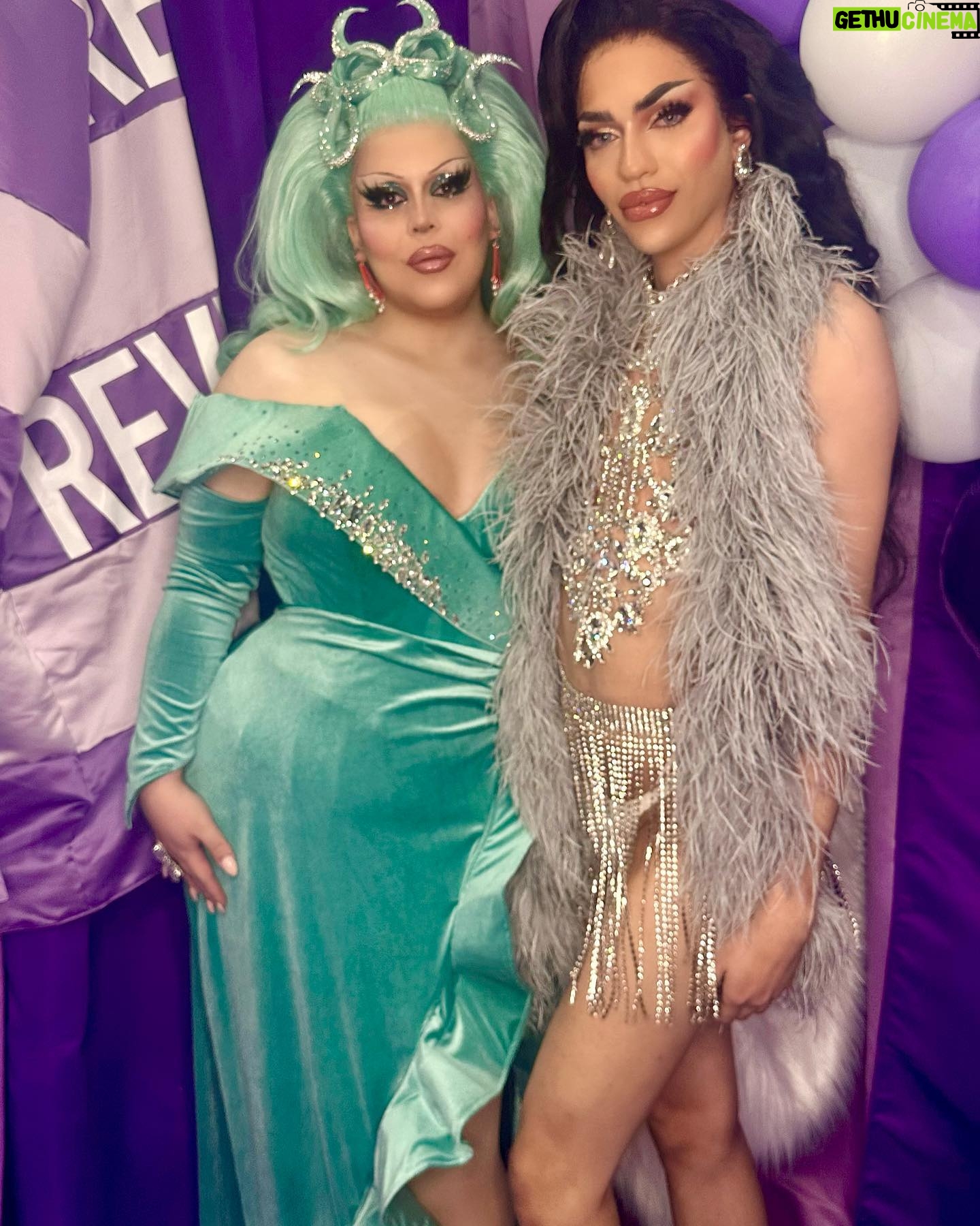 Eve 6000 - 3 Likes - Drag Con Day 2!
Special thanks to my amazing booth coordinators Joel & Cristian. Love you both!
Love you @houseoflovecocktails 💖💕
@worldofwonder @rupaulsdragcon
💇🏼♀️ @dragdaddywigs
👗 @starkerscorsetry