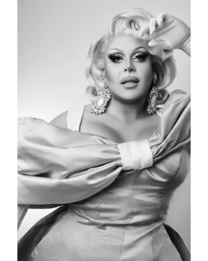 Eve 6000 Instagram - 🦋“Spread your wings and prepare to fly, for you have become a butterfly”🦋

📸 @fdc.photo 
💇🏼‍♀️ @connormccalden 
👗 @desirediseiye 
🧤 @lucindamiu