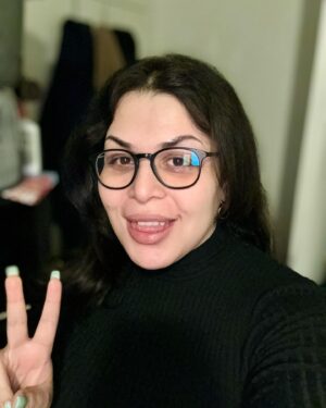 Eve 6000 Instagram - It’s hard for me to believe most days how happy and confident I am. Despite whatever stress I deal with, I’ve never felt better in my life. I hope everyone gets to feel this way. 🩶

PS @sheamoisture deep moisturizing leave in conditioner is my favourite thing in the world atm

PPS I actually didn’t buy myself those flowers 🌹
