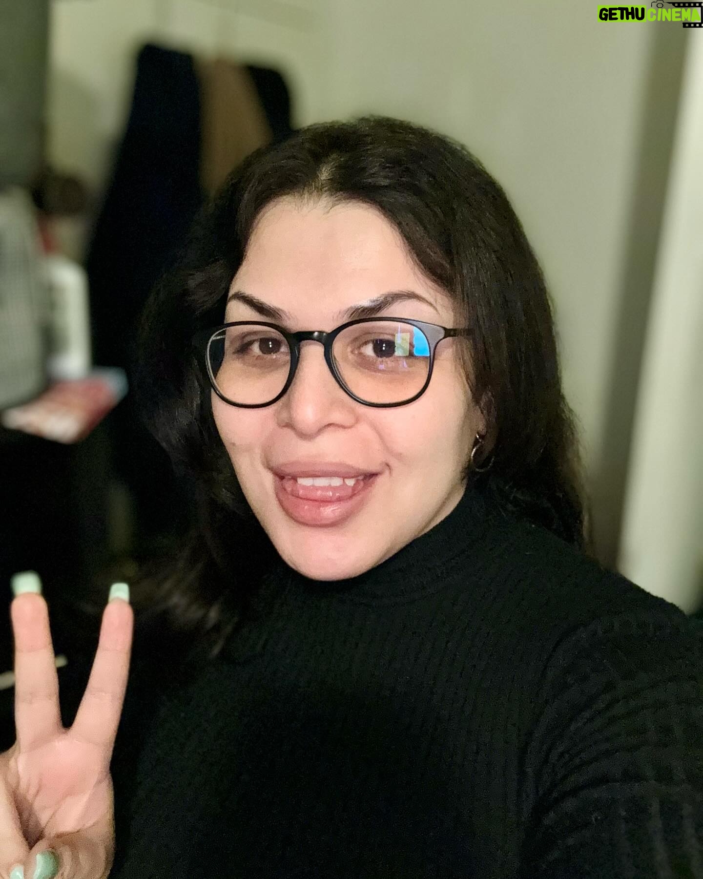 Eve 6000 - 3 Likes - It’s hard for me to believe most days how happy and confident I am. Despite whatever stress I deal with, I’ve never felt better in my life. I hope everyone gets to feel this way. 🩶
PS @sheamoisture deep moisturizing leave in conditioner is my favourite thing in the world atm
PPS I actually didn’t buy myself those flowers 🌹