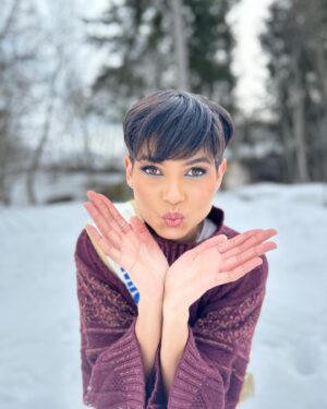 Ève Gilles Instagram - Passage éclair à @valmorel_officiel pour rejoindre les équipes @nrjhitmusiconly @manuofficiel. J’ai réussi à profiter de la neige avant mon retour à Paris !!! ❄️❄️