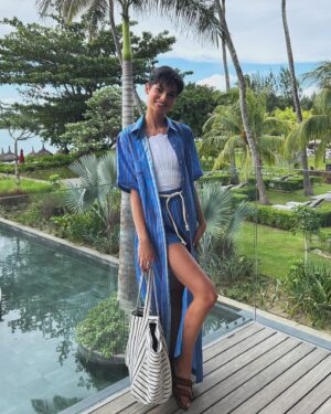 Ève Gilles Instagram - Un peu de soleil dans un décor paradisiaque ☀️ 

👙@orza_luxury_swimwear_paris 
👗@parisienne_et_alors 
💄@arnaudsoldourdin 

📍 @luxgrandbaie @mon_ilemaurice