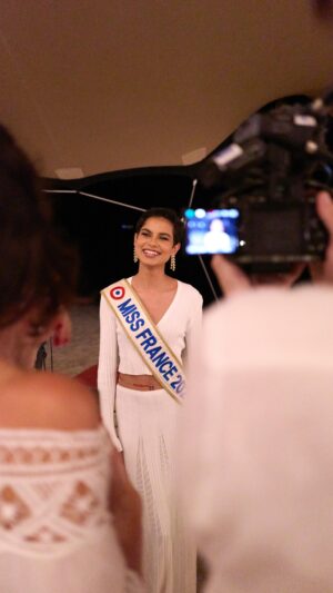 Ève Gilles Instagram - Quand les Miss France jouent le jeu pour la White Party ! 🤩

📍: @luxgrandbaie @luxresorts 
👗: @bashparis @niikiparis 
crédit photo couverture : @sipa.press @bertrand_noel