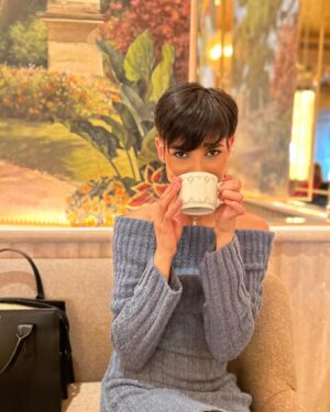 Ève Gilles Instagram - Moment de détente dans une journée à 100 à l’heure 
Un petit café et on enchaîne ☕️