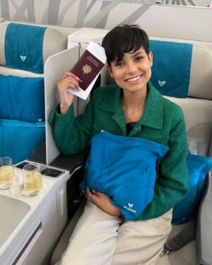 Ève Gilles Instagram - Décollage imminent ! ✈️
@evegillesoff a embarqué aujourd’hui avec @airaustralofficiel direction l’île de la Réunion !
Un retour attendu sur l’île intense, d’où Ève est originaire 🇷🇪