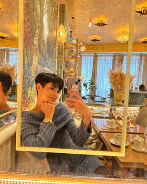 Ève Gilles Instagram - Moment de détente dans une journée à 100 à l’heure 
Un petit café et on enchaîne ☕️