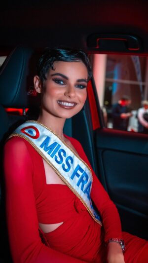 Ève Gilles Instagram - @evegillesoff récupère les clés de sa toute nouvelle Toyota Toys Motors, l’un des incroyables cadeaux qui accompagnent son règne de Miss France ! 👑

Cette voiture occupe une place spéciale dans le cœur d’Eve pour sa couleur, mais aussi pour son entière fabrication dans le Nord-Pas-de-Calais, sa région natale ✨

🚗: @officieltoyotatoysmotors 
⌚️: @festinafr @festina.watches
couverture : @vrz_photographie