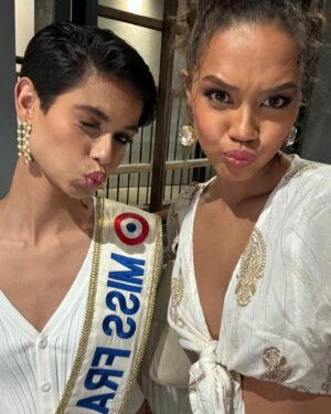 Ève Gilles Instagram - Soirée d’intégration de notre @evegillesoff 🤍
Bienvenue dans la famille Miss France chouchou 🫶🏽