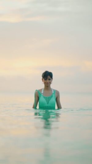 Ève Gilles Instagram - Sunset time sur les plages de @mon_ilemaurice !

📍 @luxgrandbaie  @luxresorts 
👙 Maillot @bananamoonofficial, robe @pinkoofficial, bijoux @niikiparis 
📹 @ugochamblin