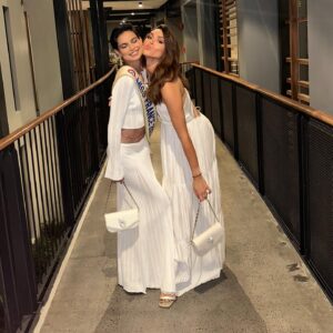 Ève Gilles Instagram - Soirée d’intégration de notre reine @evegillesoff 🤍

toutes les deux habillées en @bashparis 

*produit offert